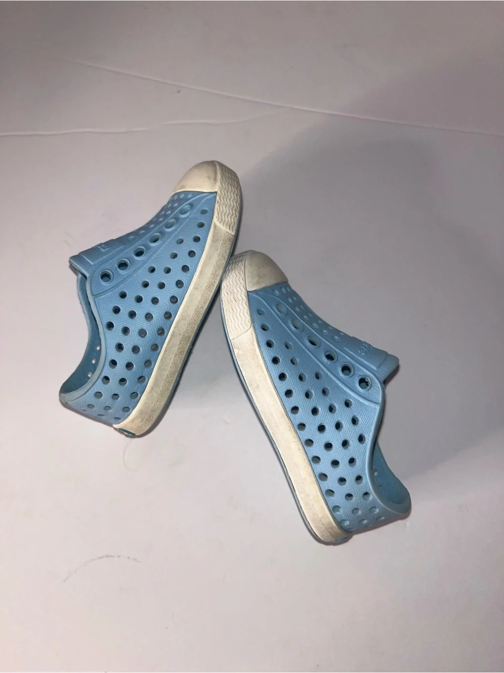 Native Kids Water Shoes in Light Blue with White Toe Jefferson size 4 toddler